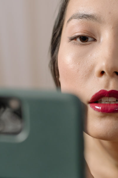 Your CellPhone Is Riddled With Bacteria…And It Could Be Causing Your Acne